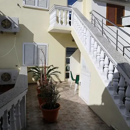 Milna 12244b * Hvar Town